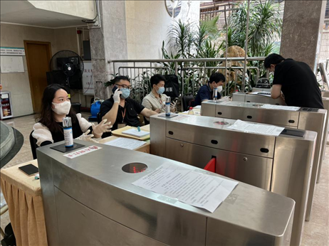 廣州市越秀區(qū)教育局現(xiàn)場審核返區(qū)生辦理材料，采用“提前網(wǎng)上預(yù)約、現(xiàn)場分批辦理”的方式進(jìn)行。廣州市越秀區(qū)教育局供圖