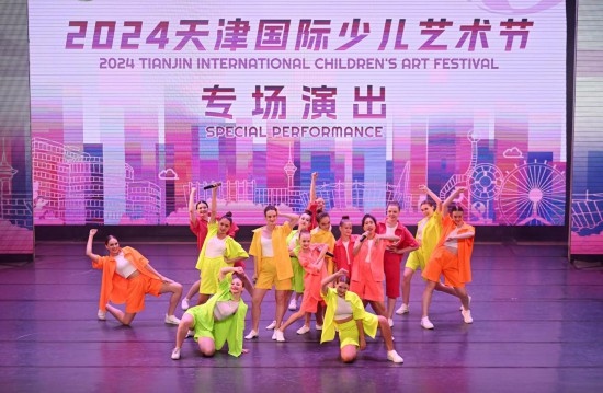 7月22日，來自俄羅斯的舞蹈團演員在藝術(shù)節(jié)上展演。新華社記者 趙子碩 攝
