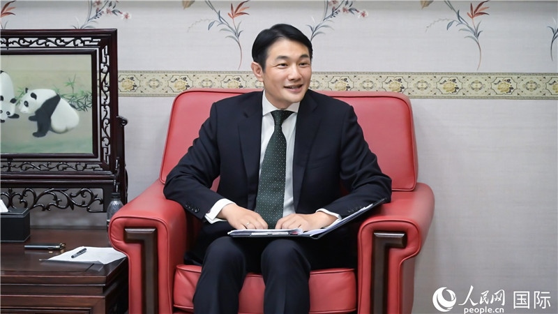 使館發(fā)言人畢海波公參介紹黨的二十屆三中全會情況并回答記者提問。人民網 郭錦標攝