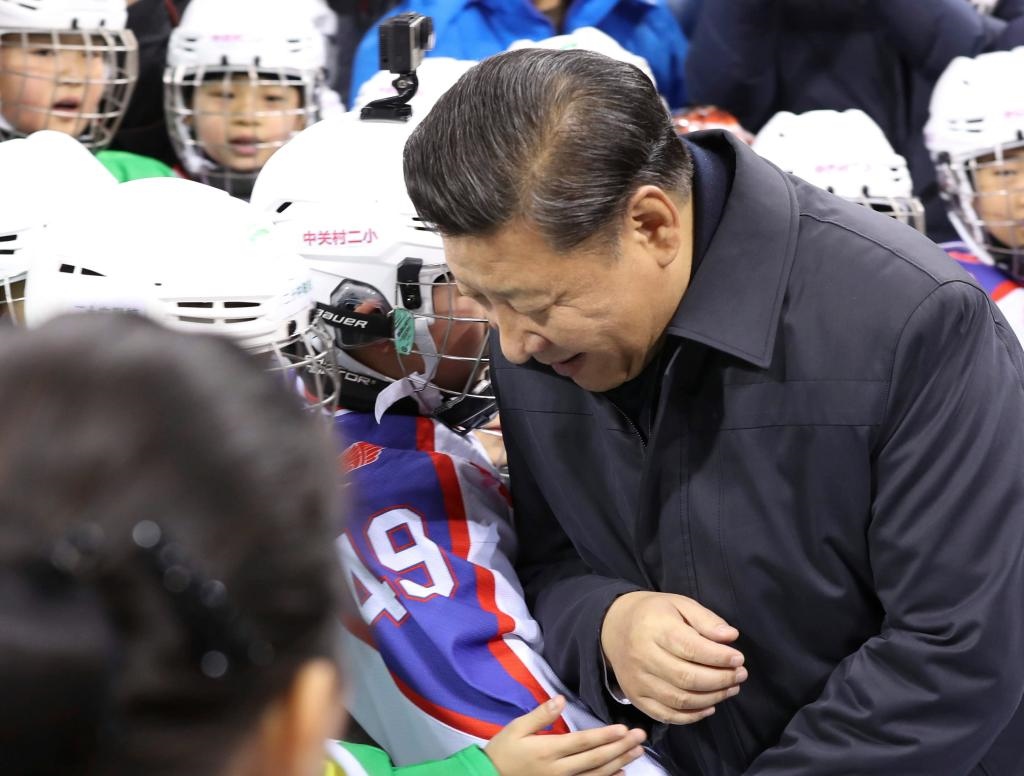 2017年2月24日，習(xí)近平總書記在北京五棵松體育中心考察時同青少年冰球愛好者“撞肩”，表示相互問候。新華社記者 丁林 攝