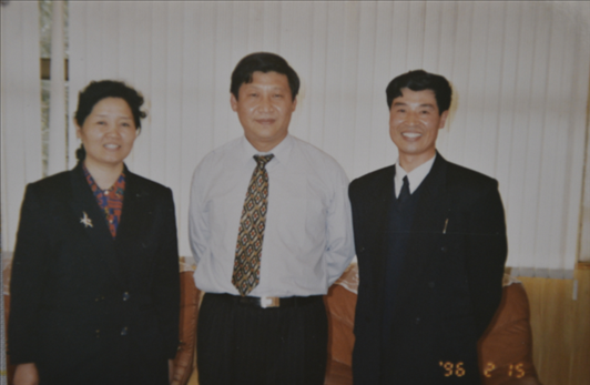 1996年2月，時任福建省委副書記、福州市委書記的習(xí)近平與從空軍引進(jìn)的廈航飛行員劉子義(右一)、劉子義的妻子趙亞林（左一）在福州的合影。（廈門航空有限公司供圖）