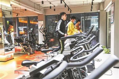 年輕人在江蘇省一人才社區(qū)的健身房運(yùn)動。 新華社記者 楊磊攝