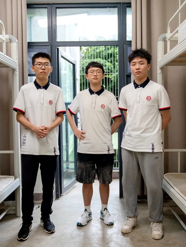 三名同學(xué)在宿舍合影。清華大學(xué)供圖
