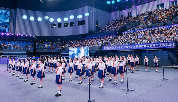 開幕式現(xiàn)場，學(xué)生們朗誦“科技強(qiáng)國 未來有我” 。主辦方供圖