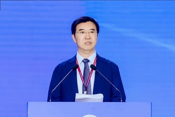 杜玉波在第八屆產(chǎn)教融合發(fā)展大會(huì)上作主旨報(bào)告。中國(guó)高等教育學(xué)會(huì)供圖