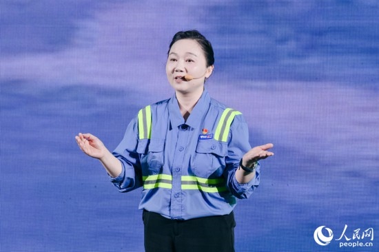 黃英紅講述在互聯(lián)網(wǎng)“種地”的故事。人民網(wǎng)攝