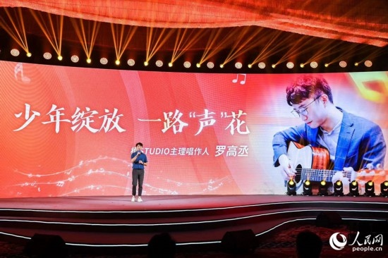 羅高丞在臺(tái)上分享自己的創(chuàng)作心路。人民網(wǎng)攝