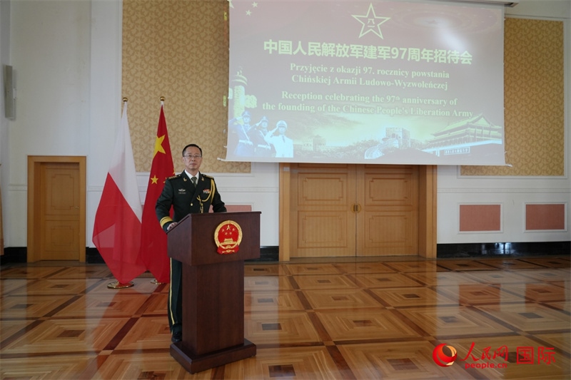 波蘭使館國防武官張寅生大校在招待會上致辭。人民網(wǎng)記者 李增偉攝 