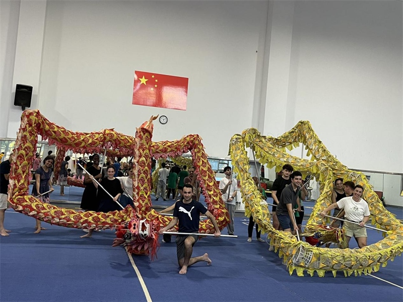 在中國和巴西共迎兩國建交50周年之際，巴西圣保羅州立大學孔子學院今年7月成功組織多批、近40名巴西青少年來華進行短期訪問交流，圖為訪問團成員在中國參加文化體驗活動。 巴西圣保羅州立大學孔子學院供圖