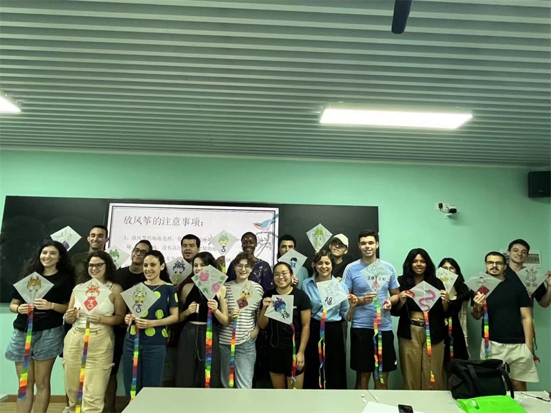 在中國和巴西共迎兩國建交50周年之際，巴西圣保羅州立大學孔子學院今年7月成功組織多批、近40名巴西青少年來華進行短期訪問交流，圖為訪問團成員參加文化體驗活動。 巴西圣保羅州立大學孔子學院供圖
