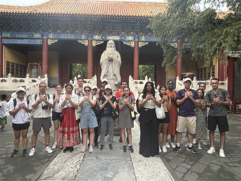 在中國和巴西共迎兩國建交50周年之際，巴西圣保羅州立大學孔子學院今年7月成功組織多批、近40名巴西青少年來華進行短期訪問交流，圖為訪問團成員參加文化體驗活動。 巴西圣保羅州立大學孔子學院供圖