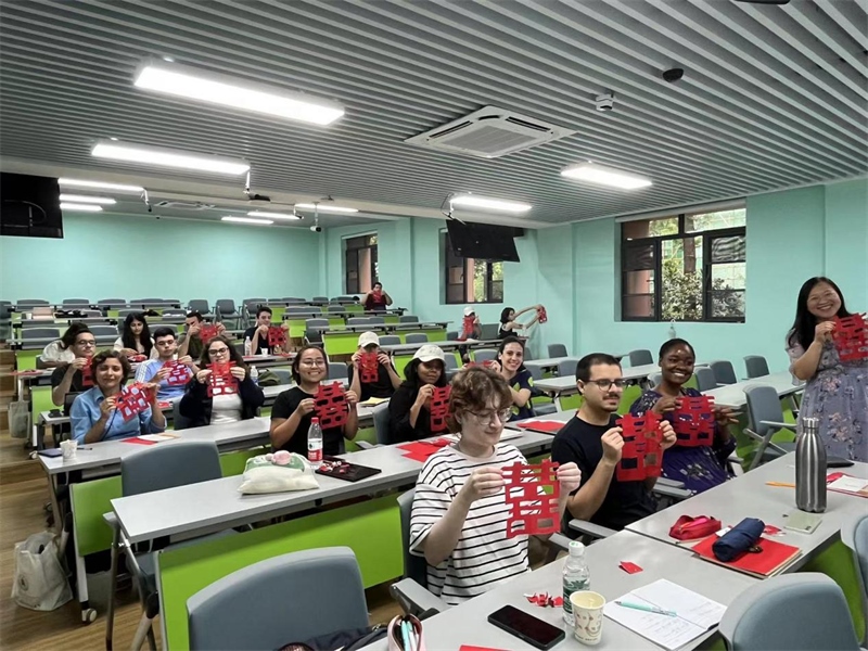 在中國和巴西共迎兩國建交50周年之際，巴西圣保羅州立大學孔子學院今年7月成功組織多批、近40名巴西青少年來華進行短期訪問交流，圖為訪問團成員參加文化體驗活動。 巴西圣保羅州立大學孔子學院供圖