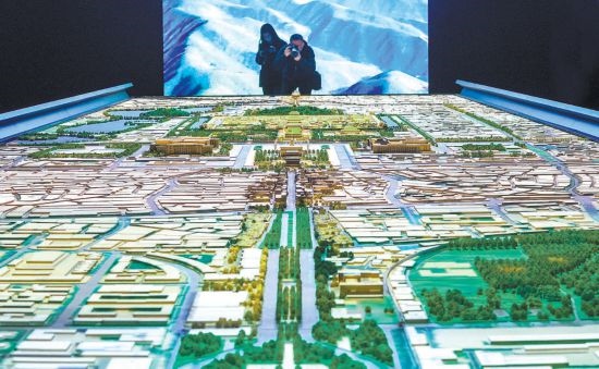 首都博物館“輝煌中軸”展廳內，十六米長的中軸線沙盤，配以立體投影技術，展現(xiàn)北京中軸線之壯美。 本報記者 武亦彬攝