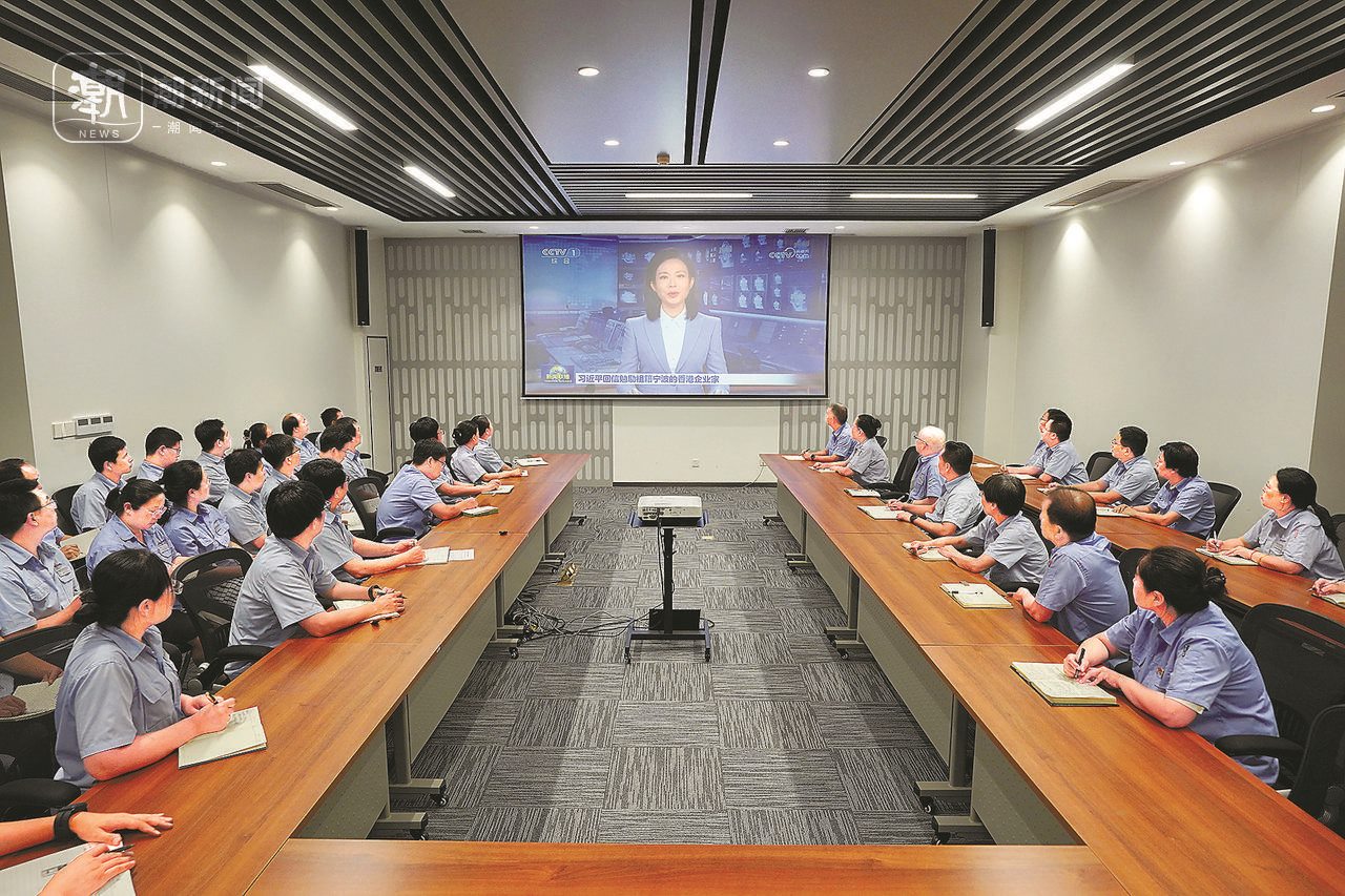 2024年8月1日晚，寧波永新光學(xué)股份有限公司員工集體觀看央視《新聞聯(lián)播》關(guān)于國家主席習(xí)近平給包陪慶、曹其鏞等祖籍寧波的香港企業(yè)家回信的報道。潮新聞記者 賀元凱 彭鵬 周旭輝 攝
