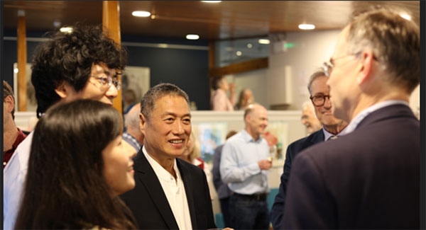 盧中見與嘉賓交流中國畫。許晉熙攝