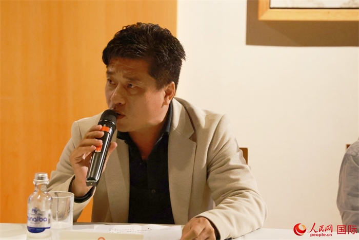 巴西中國(guó)浙江商會(huì)會(huì)長(zhǎng)鄭俠茂在座談會(huì)上致辭。人民網(wǎng)記者 陳海琪攝
