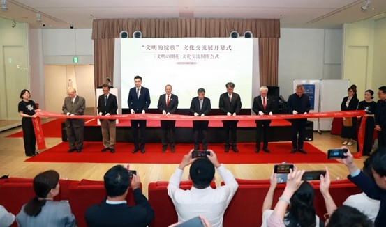 中外嘉賓共同為“文明的綻放”文化交流展開(kāi)幕式剪彩。中國(guó)外文局國(guó)際傳播發(fā)展中心供圖