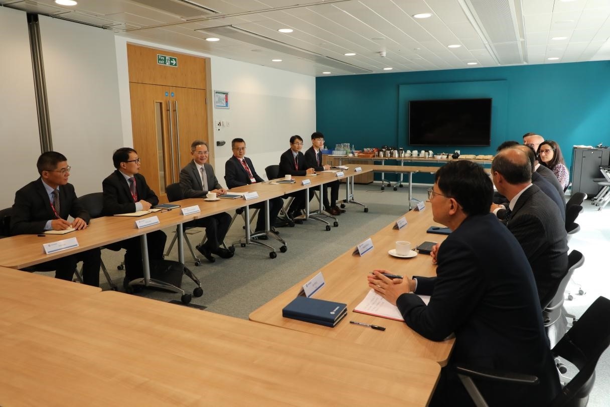 圖為中國駐英國大使鄭澤光與項目運營團隊及企業(yè)合作機構負責人座談現(xiàn)場。中國駐英國使館供圖
