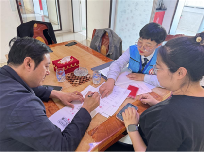 棋蒙政務(wù)企業(yè)服務(wù)中心幫辦代辦員為高老先生上門辦理業(yè)務(wù)。鄂托克旗政務(wù)服務(wù)與數(shù)據(jù)管理局供圖