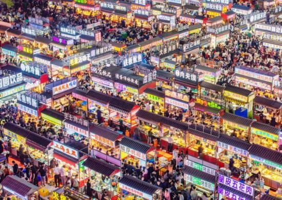 2024年4月21日，人們在河北省正定縣小商品夜市品嘗美食（無人機照片）。新華社發(fā)（武志偉 攝）