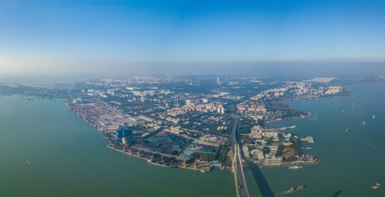 海南自貿(mào)港重點園區(qū)——洋浦經(jīng)濟開發(fā)區(qū)（2023年12月31日攝，無人機全景照片）。新華社記者 蒲曉旭 攝