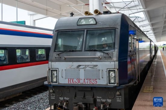 8月5日，由老撾籍火車司機獨立駕駛的滿載貨物的列車駛出中老鐵路萬象站。新華社發(fā)（凱喬 攝）