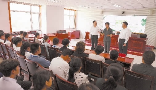 圖③：干警以表演節(jié)目的形式宣傳保護(hù)生態(tài)環(huán)境的法律法規(guī)。