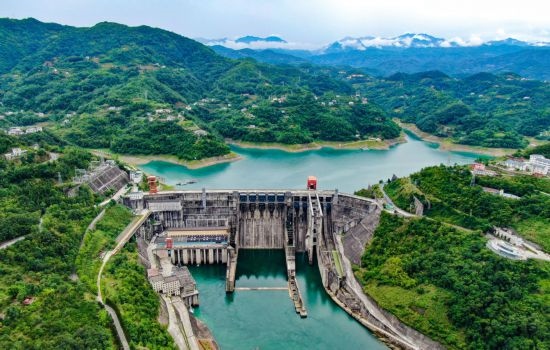 這是陜西安康水電站大壩（2024年6月21日攝，無人機照片）。新華社記者 蔡湘鑫 攝