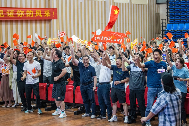 北京時(shí)間7月27日，2024年巴黎奧運(yùn)會(huì)首個(gè)比賽日，在射擊10米氣步槍混合團(tuán)體比賽中，中國選手黃雨婷/盛李豪獲得金牌。圖為黃雨婷的母校師生們通過收看奧運(yùn)直播的方式為她加油助威。