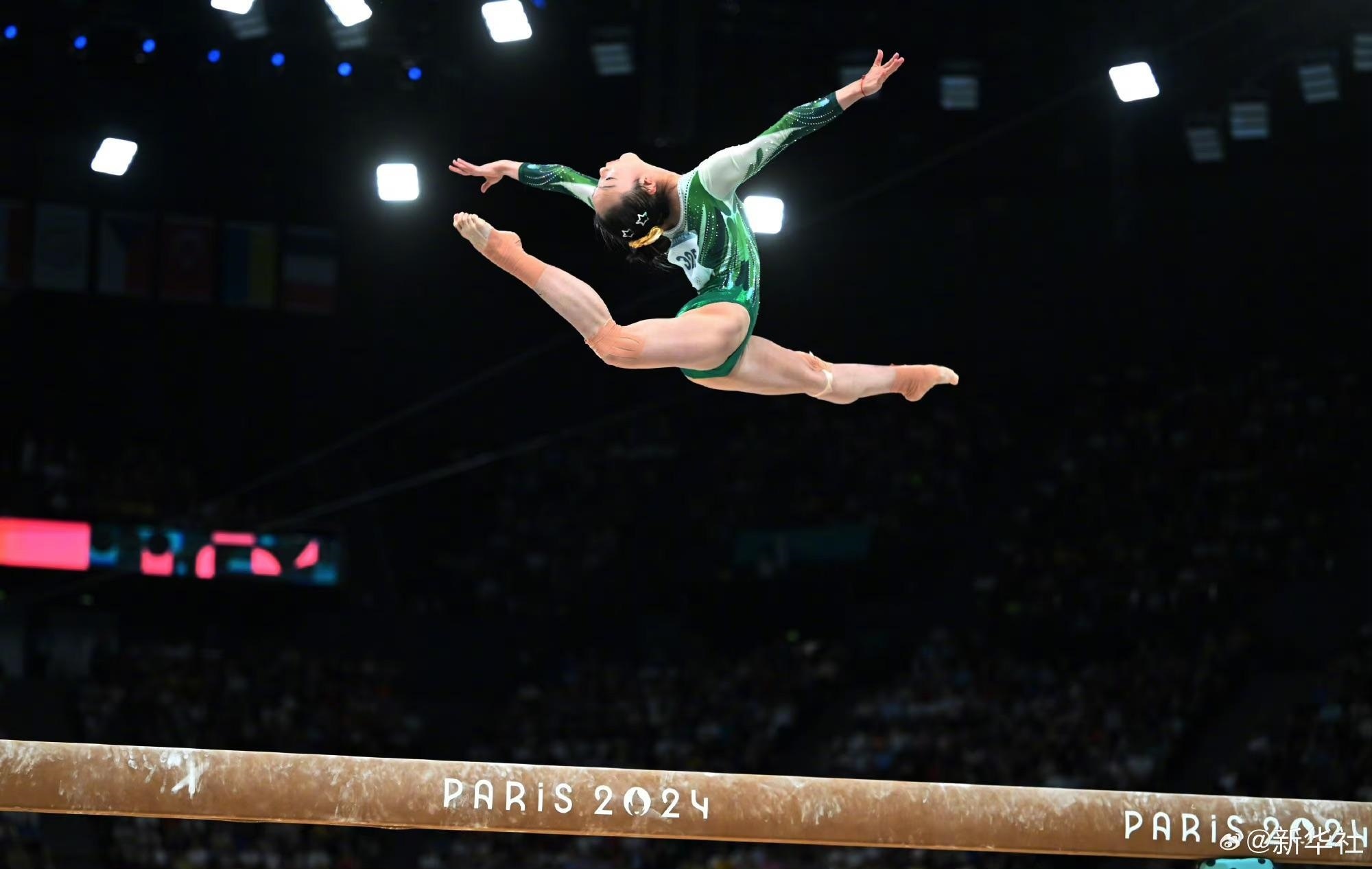 巴黎奧運會體操女子平衡木比賽中，中國選手周雅琴的靚麗身姿