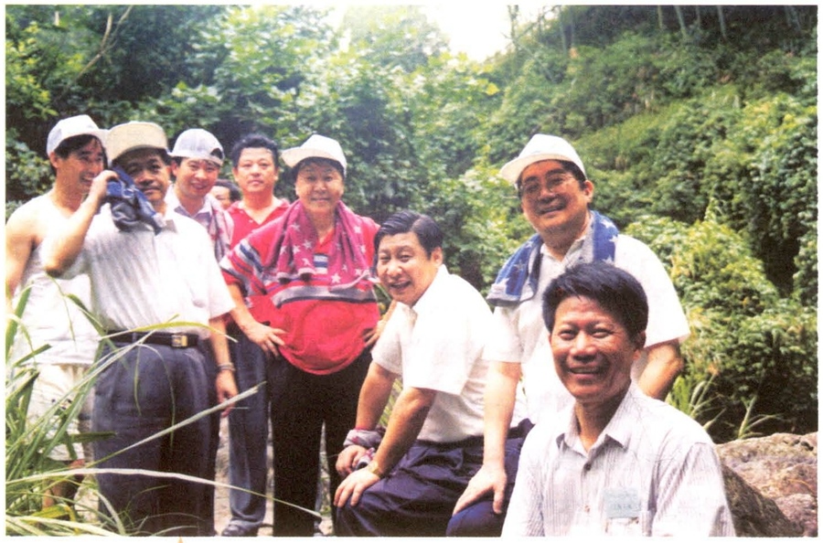 1999年6月，習(xí)近平在福州森林公園參加紀念毛主席“發(fā)展體育運動，增強人民體質(zhì)”題詞47周年登山健身活動。（資料照片，來源：《習(xí)近平在福建》（下））