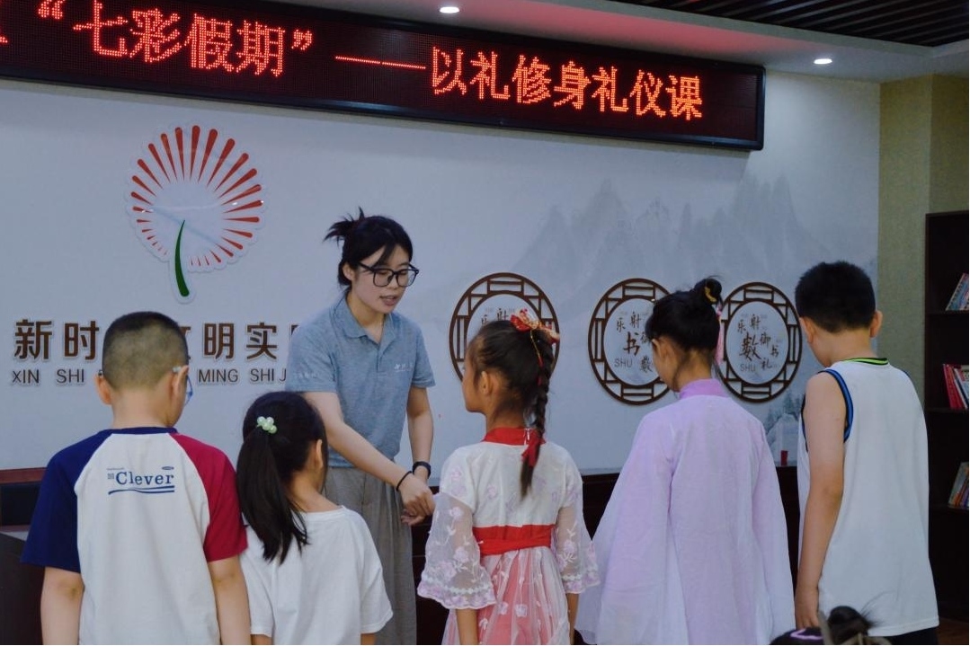 曲阜市小雪街道如意社區(qū)新時代文明實踐站以禮修身禮儀課。謝婉瑩 攝