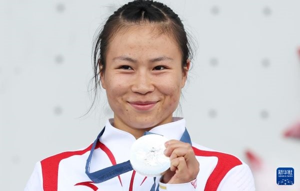 北京時間8月7日，在巴黎奧運(yùn)會攀巖女子速度賽比賽中，中國選手鄧麗娟獲得銀牌。圖為亞軍中國選手鄧麗娟在頒獎儀式上。新華社記者 高靜 攝