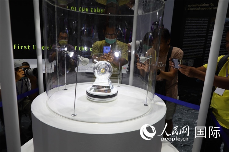 “嫦娥五號(hào)”探測(cè)器從月球帶回的月球樣品在泰國(guó)展出。人民網(wǎng)記者簡(jiǎn)承淵攝