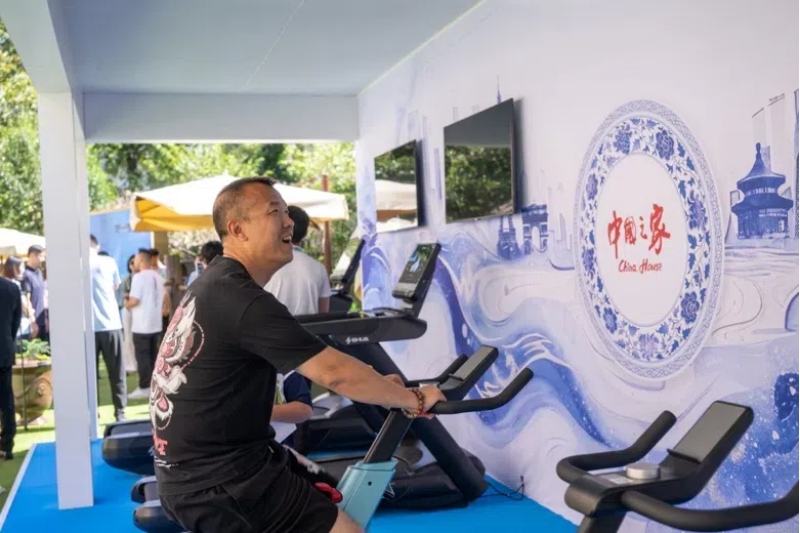 參觀者在智慧體育公園體驗(yàn)動(dòng)感單車。巴黎