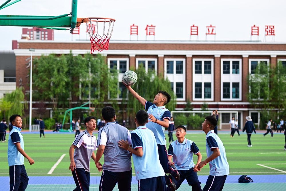 青海果洛西寧民族中學的學生在打籃球。
