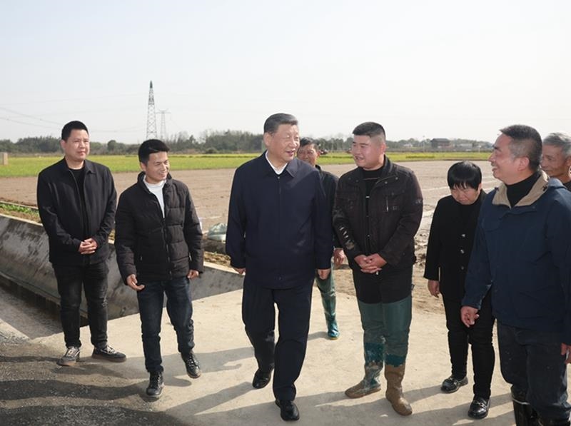 2024年3月19日，習近平總書記在湖南常德市鼎城區(qū)謝家鋪鎮(zhèn)港中坪村，同種糧大戶、農技人員、基層干部親切交流。