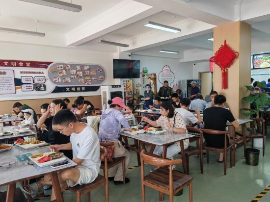 清水灣社區(qū)食堂坐滿了前來(lái)就餐的居民。新華社記者 鄒欣媛 攝