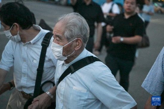 8月12日晚，侵華日軍第七三一部隊（簡稱“731部隊”）“少年隊”原隊員清水英男，乘機抵達哈爾濱。新華社記者 王松 攝
