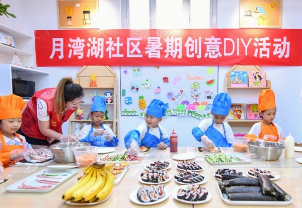 漯河市月灣湖社區(qū)青少年活動(dòng)室里，志愿者教孩子們做手工。 齊國(guó)霞攝