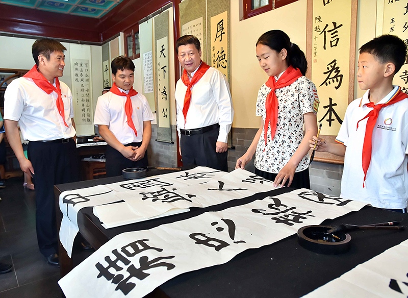 2014年5月30日，習(xí)近平總書記來到北京市海淀區(qū)民族小學(xué)，參加慶祝“六一”國際兒童節(jié)活動。這是總書記觀看學(xué)生書寫的毛筆字。