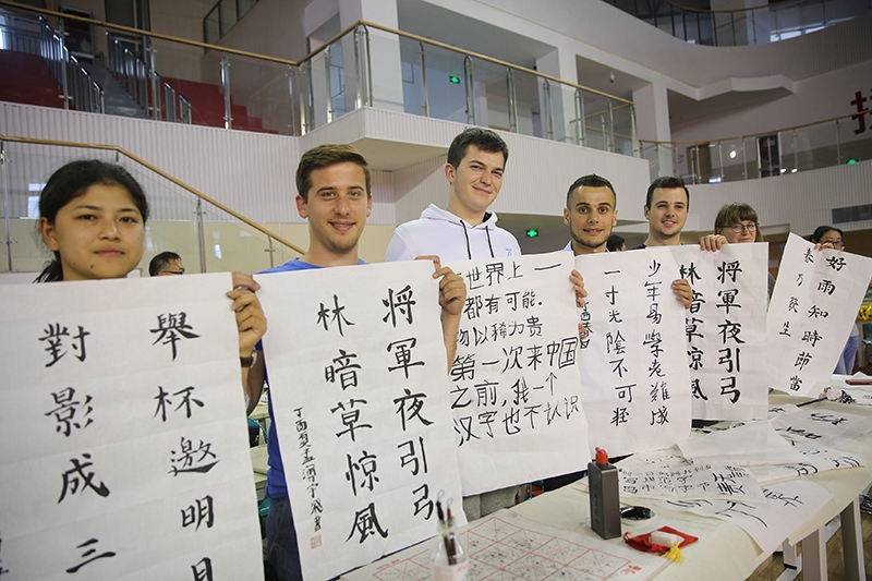2017年6月5日，來自青島大學(xué)和中國石油大學(xué)（華東）的外國留學(xué)生在展示現(xiàn)場完成的書法作品。