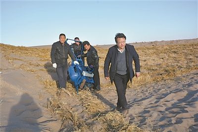 徐先英（右一）帶隊(duì)在沙漠腹地試驗(yàn)新型手扶式小沙障機(jī)。受訪者供圖