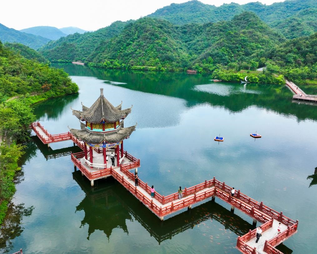 2024年8月11日，游客在湖南省雙牌縣陽(yáng)明山國(guó)家森林公園萬(wàn)和湖休閑游玩。新華社發(fā)（周秀魚(yú)春攝）