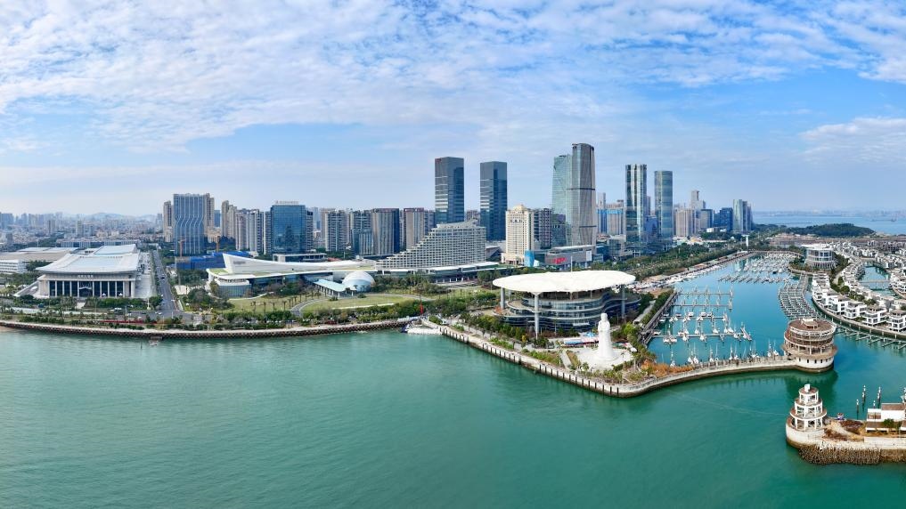 2024年1月24日拍攝的廈門(mén)國(guó)際會(huì)議中心、環(huán)島路一帶濱海城市景觀。新華社記者姜克紅攝