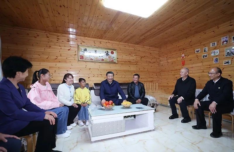 △2023年9月6日，習近平總書記在黑龍江大興安嶺地區(qū)漠河市北極村，同村民史瑞娟一家親切交談。