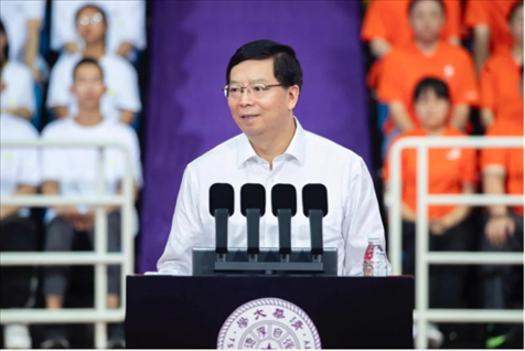 邱勇為新生講授開學(xué)第一課。學(xué)校供圖