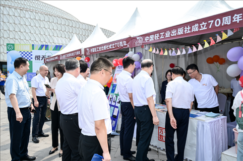 “書香滿園·輕閱七十年”圖書文化歡樂市集開市。主辦方供圖