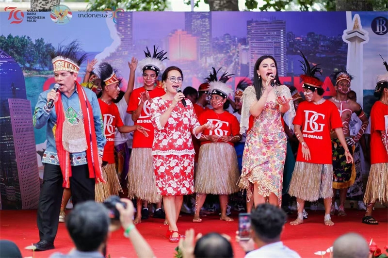 大使夫婦與演員一起共唱《明天會更好》。