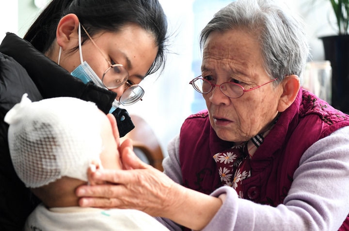 2022年11月16日，在陜西省榆林市佳縣，路生梅（右）在家中為患兒義診。 新華社發(fā)（鄒競(jìng)一 攝）